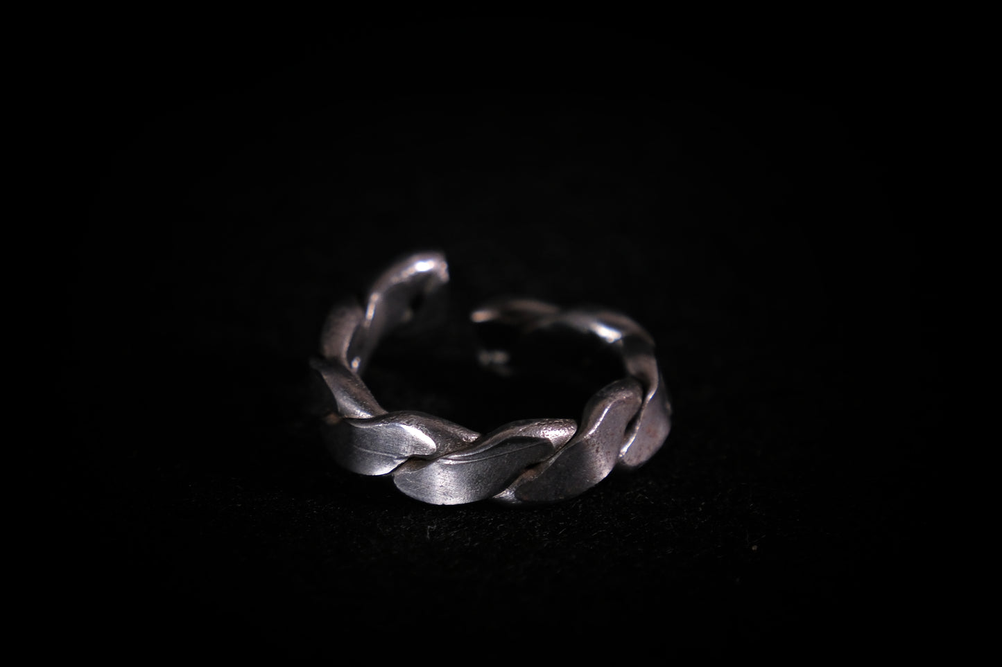 Simple twist pattern ring