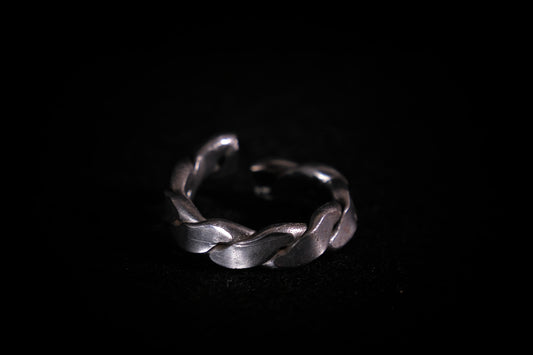Simple twist pattern ring
